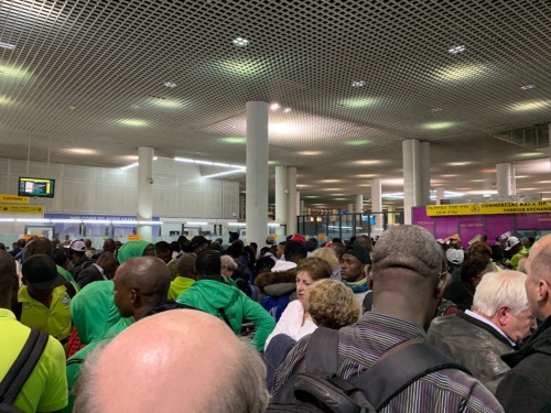 2月9日夜、アディスアベバの国際空港は到着した人であふれていた。入国審査を受けるのに2時間半を要した