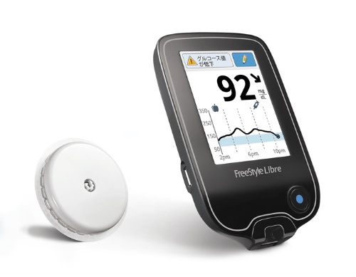 血糖値測定デバイスのFreeStyleリブレ。センサー（写真左）を上腕の後ろ側に装着し、測定器（写真右）をかざすと過去8時間の血糖値の推移が分かる。