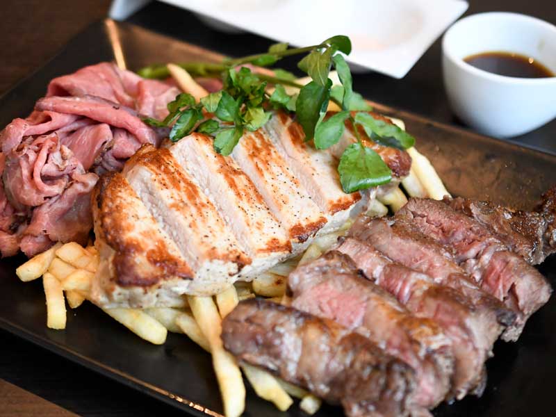 デニーズで1皿3672円！　「肉の盛合せ」いかがですか？