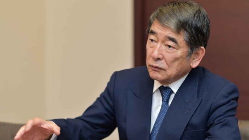 <span class="fontBold">岡本行夫(おかもと・ゆきお)氏</span><br /> 外交評論家、岡本アソシエイツ代表</span><br />1945年生まれ、神奈川県出身。68年一橋大学経済学部卒、外務省入省。91年に退官し岡本アソシエイツを設立。橋本内閣、小泉内閣と2度にわたり首相補佐官を務める。立命館大学客員教授、東北大学特任教授、青山学院大学特別招聘教授、MIT国際研究センターシニアフェローを兼任している(写真:菊池一郎)
