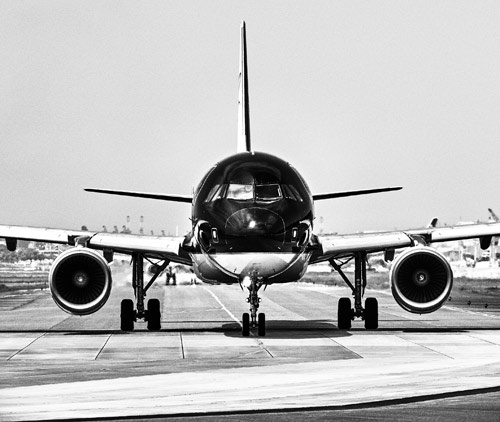 航空業界の常識を覆したモノクロの機体。同社ならではの深夜・早朝便のフライトをイメージし、白と黒で昼夜を表現したデザインとなっている