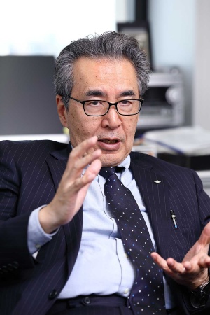 宮島英昭(みやじま・ひであき)氏 1978年立教大学経済学部卒、85年東京大学大学院博士課程単位取得修了、95年早稲田大学商学部教授。ハーバード大学エドウィン・O・ライシャワー日本研究所客員研究員などを歴任。