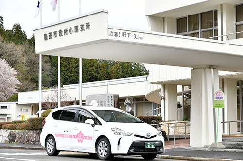 モネ・テクノロジーズがアプリ予約などの実証実験を行う「おばら桜バス」(写真=早川 俊昭)