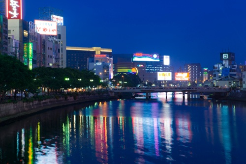 西日本最大の歓楽街、中洲エリア。フーターズは1年余りで福岡店の撤退を迫られた（写真＝アフロ）