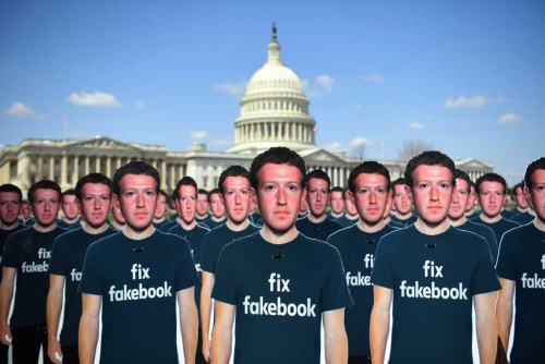 ザッカーバーグ氏が証言した公聴会では、フェイスブックへの抗議運動が展開された(写真:Sipa USA/amanaimages)