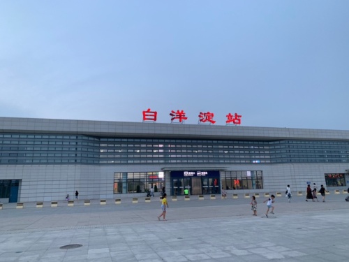 広大な駅前広場が整備された白洋淀駅