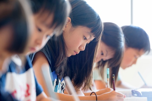 「都市部では中学受験をはじめ教育投資が過熱気味になっている」(写真:PIXTA)