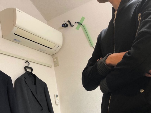 ITスタートアップ企業のプラズマ（東京･目黒）が実施した実験に参加した斎藤敬悟氏（仮名）の自宅。行動を記録するために室内には3台のカメラが取り付けられている