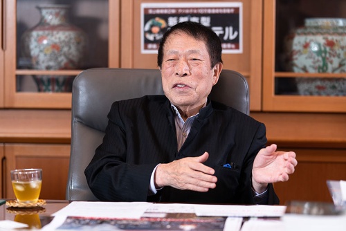 アパホテルを展開するアパグループの元谷外志雄代表。都心の一等地でホテルに集中投資している(写真:吉成大輔)