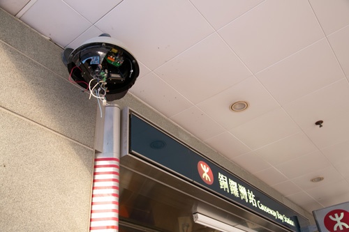 香港島の繁華街・銅鑼湾（コーズウェイベイ）の駅入り口に設置された監視カメラは破壊されたままになっていた