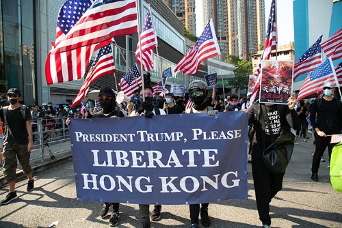 「トランプ大統領、どうか香港に自由を!」と掲げたデモ隊たちは星条旗を振って歩いた(写真以下2点/的野弘路)