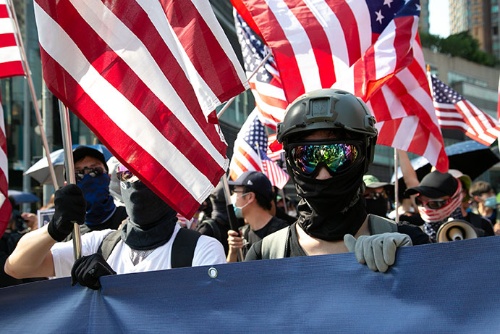 催涙弾を警戒して防毒マスクをかぶったデモ参加者が米国に助けを求めている