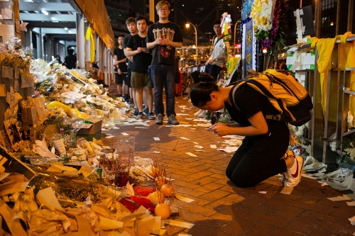 デモ参加者たちは男性の死を悼んだ(写真/的野弘路)