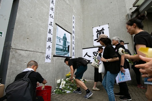 男性が亡くなった現場には祭壇が設置された(写真/的野弘路)