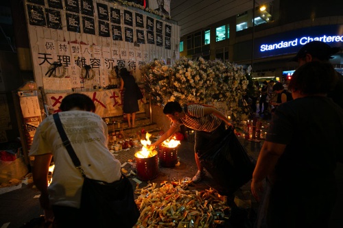 「消えた3人」を悼む祭壇には火が焚かれた(写真/的野弘路)