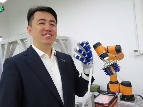 産業用ロボットの「手」を開発する中国の軟体机器人科技(SRT)の高少龍CEO