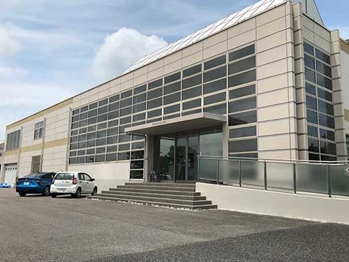 愛知県みよし市では、学校給食センターの耐震化工事がボルト不足で延期になった。