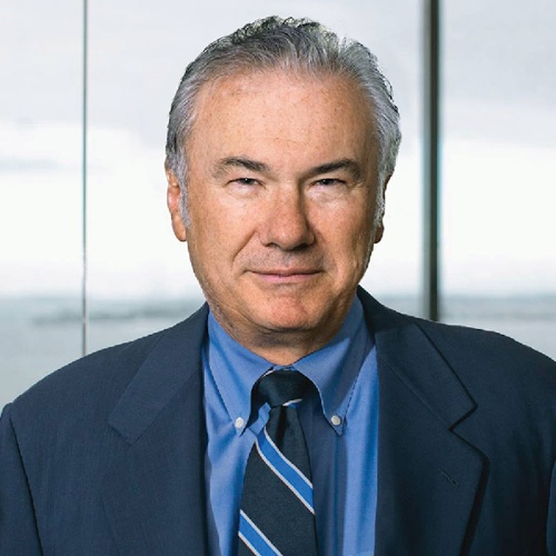 <span class="fontBold">デビッド・ティース(David J.Teece)</span><br />米カリフォルニア大学バークレー校経営大学院教授<br />1948年生まれ。75年米ペンシルベニア大学で経済学の博士号を取得(Ph.D.)。米スタンフォード大学、英オックスフォード大学を経て82年から現職。産業組織論、技術変革研究の世界的権威で、200本以上の論文を発表。特に1997年発表の論文で提唱した「ダイナミック・ケイパビリティ」の概念は大きな反響を呼び、今も数多くの研究者が理論化に取り組んでいる。