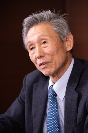 <span class="fontBold">澤上 篤人(さわかみ・あつと)</span><br>さわかみ投信代表取締役会長。1947年、名古屋市生まれ。1973年、ジュネーブ大学付属国際問題研究所国際経済学修士課程履修。1999年に、日本初の独立系ファンド「さわかみファンド」の運用を始める。長期投資のパイオニアで、同ファンドの純資産は約3400億円、顧客数は11万6000人を超える。(写真:北山宏一)