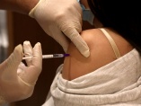 ワクチン接種開始、デマ情報へのささやかな対策