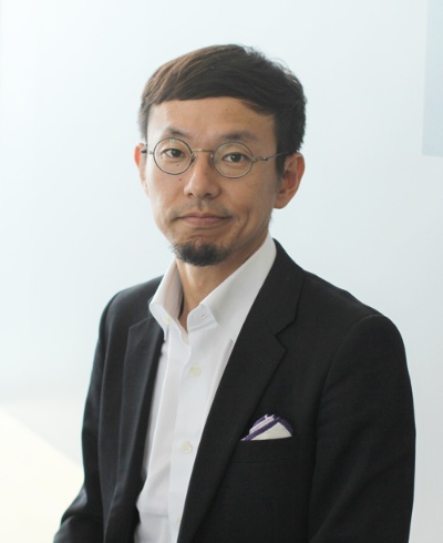 <span class="fontBold">柳澤大輔(やなさわ・だいすけ)<br> カヤックCEO</span><br> 1974年、香港生まれ。慶應義塾大学環境情報学部卒業後、会社勤務を経て、98年、学生時代の友人と共に面白法人カヤックを設立。鎌倉に本社を構え、オリジナリティのあるコンテンツをWebサイト、スマートフォンアプリ、ソーシャルゲーム市場に発信する。ユニークな人事制度やワークスタイルも発信。著書に『面白法人カヤック会社案内』『鎌倉資本主義』(ともにプレジデント社)、『アイデアは考えるな』(日経BP)、『リビング・シフト 面白法人カヤックが考える未来』(KADOKAWA)、『面白法人カヤック社長日記 2015年-2020年愛蔵版』(Kindle版)などがある。