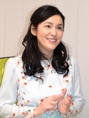 <牛窪恵氏・プロフィル> マーケティングライター。修士(経営管理学/MBA)。世代・トレンド評論家。立教大学大学院・ビジネスデザイン研究科客員教授。大検合格後、1991年に日本大学芸術学部・映画学科(脚本)を卒業。大手出版社に勤務したのち、2001年にマーケティングを中心に行うインフィニティを設立、同代表取締役。著書やテレビ出演を通じ、「おひとりさま」「草食系(男子)」などの流行語を世に広めた