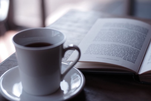 カフェの提供価値は「コーヒー」ではなく「その空間で過ごす時間」であるととらえることも可能だ(写真/ぱくたそ)