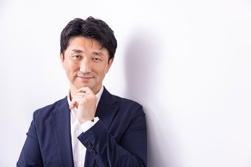 藤田 勝利(ふじた・かつとし)住友商事、アンダーセンコンサルティング(現アクセンチュア)を経て、2004年米クレアモント大学院大学ピーター.F.ドラッカー伊藤雅俊経営大学院(通称ドラッカー・スクール)で経営学修士号取得(MBA、成績優秀者表彰)。生前のピーター・ドラッカー教授およびその思想を引き継ぐ教授陣よりマネジメント理論全般を学ぶ。専攻は経営戦略論とリーダーシップ論。帰国後はIT系企業の執行役員としてマーケティングおよび事業開発責任者を歴任。現在は次世代経営リーダー育成、イノベーション・新事業創造に関する分野を中心に事業活動を展開。桃山学院大学ビジネスデザイン学部特任教授。米ボストン発祥のVenture Cafe Tokyo 戦略ディレクター。