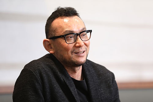 <span class="fontBold">脇田 玲(わきた・あきら)氏</span><br />慶応義塾大学環境情報学部学部長。計算機科学者、現代芸術家。ヴィジュアライゼーションとシミュレーションを用いてこの世界を再解釈するための作品を制作している。特に近年は、流体力学や熱力学のモデルに基づく独自ソフトウェアを開発し、科学と美術を横断する映像表現に注力している。並行して、慶応義塾大学SFCやSCI-Arc Tokyo Programにて、国内外の若手のアーティスト、デザイナー、建築家の育成にも従事している。(写真=鈴木愛子)