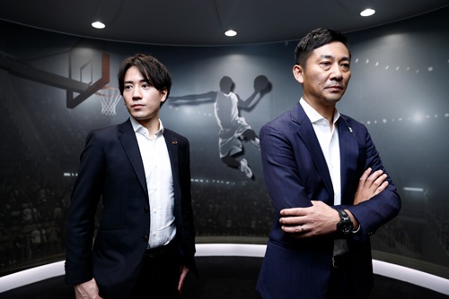 川崎ブレイブサンダースの藤掛直人・事業戦略マーケティング部長(左)とBリーグの島田慎二チェアマン(写真:竹井俊晴)