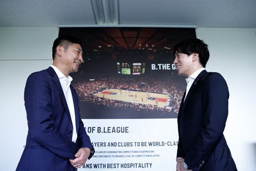 Bリーグの島田慎二チェアマン(左)と川崎ブレイブサンダースの藤掛直人・事業戦略マーケティング部長(写真:竹井俊晴)