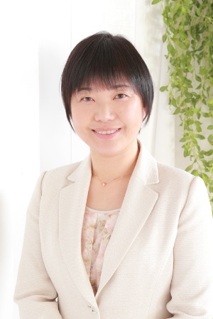 <span class="fontBold">藻谷(もたに)ゆかり氏</span><br> 経営エッセイスト。1963年横浜市生まれ。東京大学経済学部卒業後、旧日興証券に就職。ハーバード・ビジネススクールでMBA取得後、旧日本モトローラ、旧日本GM勤務を経て、97年インド紅茶の輸入・ネット通販会社を千葉県で起業。2002年に家族5人で長野県に移住。18年に会社を事業譲渡し、現在は「地方移住×起業×事業承継」についての執筆と講演を行う巴創業塾を主宰。7月、日経BPから『<a href="https://www.amazon.co.jp/dp/4296110020" target="_blank">六方よし経営</a>』を出版。このほか著書に、『衰退産業でも稼げます「代替わりイノベーション」のセオリー』(新潮社)、『コロナ移住のすすめ 2020年代の人生設計』(毎日新聞出版)がある