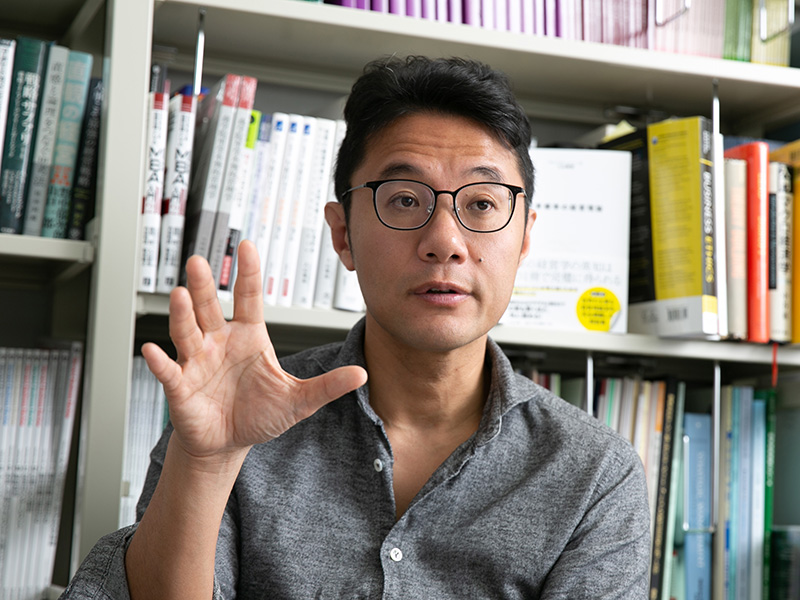 入山章栄、「世界標準の経営・経済学者17人」をマトリクス化
