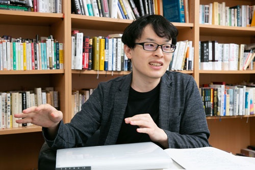 <span class="fontBold">杉浦 泰</span><br />社史研究家。1990年生まれ、神戸大学大学院経営学研究科を修了後、みさき投資を経て、ウェブエンジニアとして勤務。そのかたわら、2011年から社史研究を開始。個人でウェブサイト「The社史」を運営している。(写真:的野弘路)