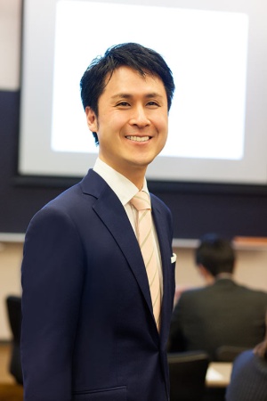 <span class="fontBold">九門 大士(くもん・たかし)</span><br> 亜細亜大学アジア研究所教授。東京大学公共政策大学院非常勤講師。東京大学公共政策大学院で外国人留学生向けに英語で「日本産業論」を教える。慶應義塾大学法学部卒、米ミシガン大学公共政策大学院修了。JETRO(日本貿易振興機構)にて中国・アジアにおける人材マネジメント・企業動向のリサーチなどを担当。中国・清華大学経済管理学院にて1年間の研修。2010年にグローバル人材育成を主業務として独立。東京大学工学部特任研究員などを経て、現職に就く。主な著書に『アジアで働く』(英治出版)など