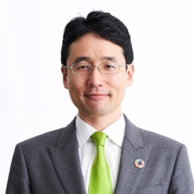 <span class="fontBold">出雲充(いずも・みつる)</span><br />ユーグレナ社長<br />1980年生まれ。東京大学農学部卒。2002年、東京三菱銀行入行。2005年8月、ユーグレナを創業。同年12月、微細藻類ユーグレナ(和名:ミドリムシ)の食用屋外大量培養に世界で初めて成功。起業を志すきっかけとなったのは、東京大学に入学した1998年、インターンシップで訪れたバングラデシュで「日本では出合うことのない、しかし世界に確実に存在する本当の貧困」と出合い、衝撃を受けたこと。ユーグレナ由来のバイオ燃料の開発などでも注目を集める。