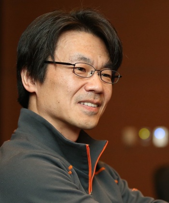 <span class="fontBold">三谷 宏治(みたに こうじ)</span><br />1964年大阪生まれ、福井で育つ。東京大学 理学部物理学科卒業後、ボストン コンサルティング グループ(BCG)、アクセンチュアで19年半、経営コンサルタントとして働く。92年 INSEAD MBA修了。2003年から06年 アクセンチュア 戦略グループ統括。06年からは子ども・親・教員向けの教育活動に注力。現在は大学教授、著述家、講義・講演者として全国をとびまわる。K.I.T.(金沢工業大学)虎ノ門大学院 教授の他、早稲田大学ビジネススクール・女子栄養大学 客員教授。放課後NPO アフタースクール・NPO法人 3keys 理事を務める。『経営戦略全史』は「ビジネス書大賞」「HBR読者が選ぶベスト経営書1位」とビジネス書アワード2冠を獲得。永平寺ふるさと大使。3人娘の父。
