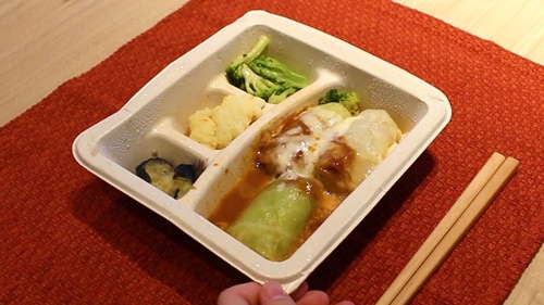 1食分の主菜と副菜を1個のパッケージに収めた冷凍総菜を配送するナッシュの利用者が急増している