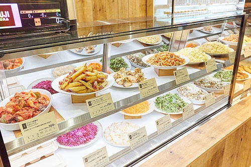 2022年1月14日に開業した「MUJIcom 東池袋」は、店内で調理した総菜を量り売りで提供する