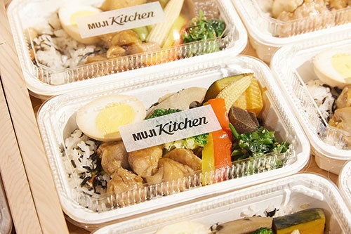 弁当は税込み500円で、毎日2種類から選べる