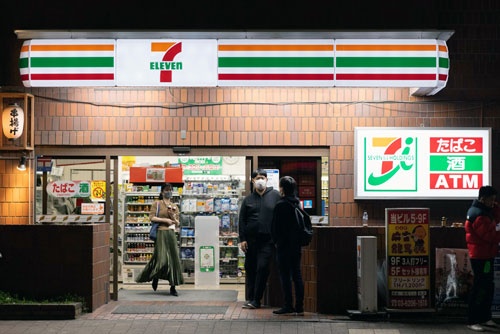 セブン&アイ・ホールディングスは2022年2月期通期の業績見通しを上方修正。海外コンビニ事業が好調な一方、国内コンビニ事業は苦戦している(写真:Stanislav Kogiku/SOPA Images via ZUMA Press Wire/共同通信イメージズ)