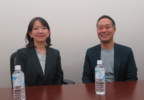 西友の竹田珠恵執行役員(左)と楽天の小森紀昭執行役員
