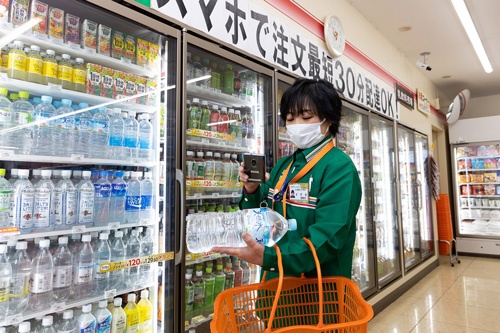 スマホから注文すると店員が商品をピックアップし、30分ほどで届ける「ネットコンビニ」サービスの検証が進む(写真:吉田 サトル)