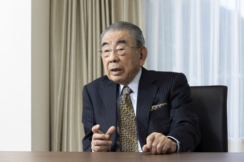 <span class="fontBold">鈴木敏文(すずき・としふみ)氏 <br>セブン&アイ・ホールディングス名誉顧問</span><br>1932年長野県生まれ。56年中央大学経済学部卒業、東京出版販売(現トーハン)に入社。63年ヨーカ堂(現イトーヨーカ堂)に入社。73年ヨークセブン(現セブン-イレブン・ジャパン)を創設。78年社長。92年イトーヨーカ堂社長。2005年セブン&アイ・ホールディングスを設立、会長兼CEO(最高経営責任者)に就任。16年に退任し現職。(写真:的野 弘路)