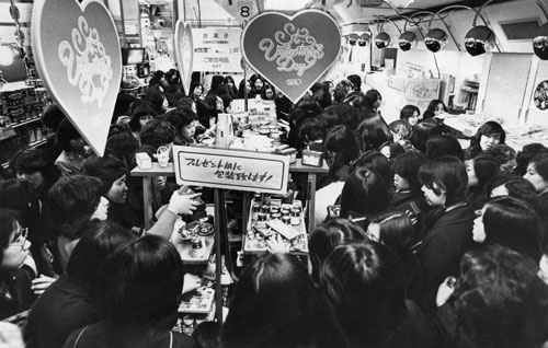 1975年、女子高校生たちでにぎわう新宿高野のチョコレート売り場（写真：毎日新聞社／アフロ）