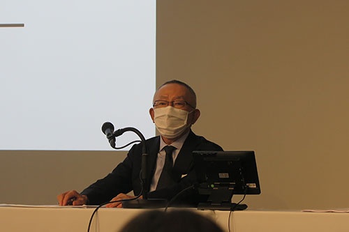 ファーストリテイリングの柳井正代表取締役会長兼社長はマスクを着けて説明会に臨んだ(4月9日、東京・千代田)