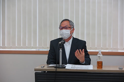 良品計画の松﨑暁社長もマスクを着用した（4月9日、東京・中央）