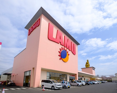 大黒天物産が運営する「ラ・ムー」などは地域最安値の看板を貫くため、様々な手を打ってきた(写真=小山 壯二)