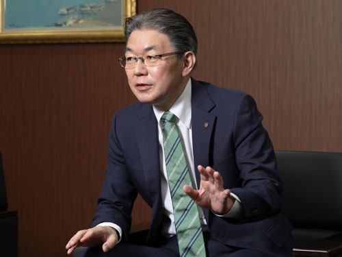 ライフコーポレーションの岩崎高治社長は「スーパーマーケット4.0というべき、新しいお店をつくりたい」と話す(写真=都築 雅人)