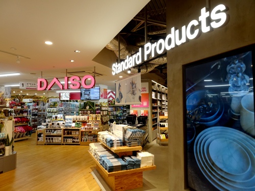 大創産業が東京・銀座にオープンしたグローバル旗艦店。「DAISO（ダイソー）」 の隣に「Standard Products（スタンダードプロダクツ）」の看板が並ぶ